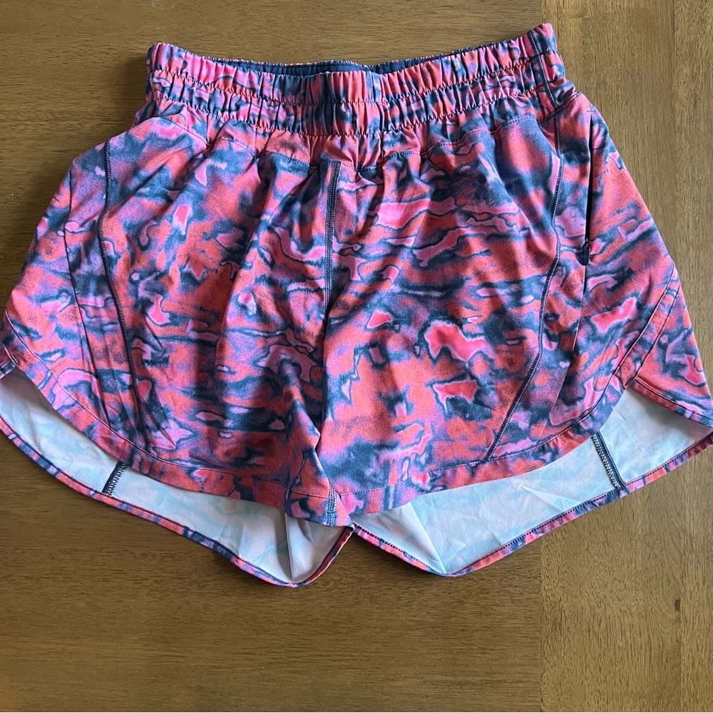 NWOT Lululemon Mid Rise Track That 5”